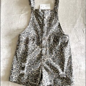 Boutique overall shorts nwt size small